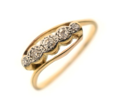 Lot 21 - Five stone diamond ring