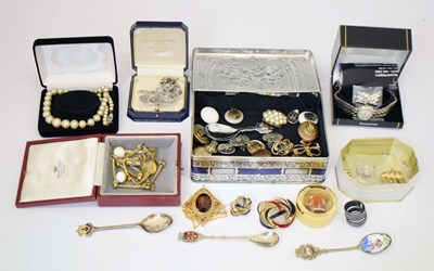 Lot 214 - Assorted costume jewllery to include a pair of Christian Dior ear clips, etc