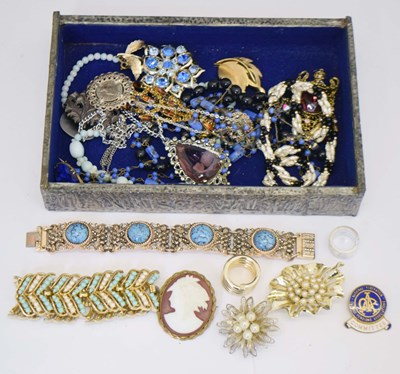 Lot 213 - Collection of costume jewellery
