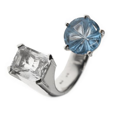 Lot 32 - White sapphire and blue topaz white metal 'toi et moi' style ring