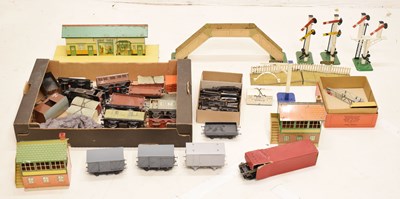 Lot 484 - Hornby - Mixed collection of railway items
