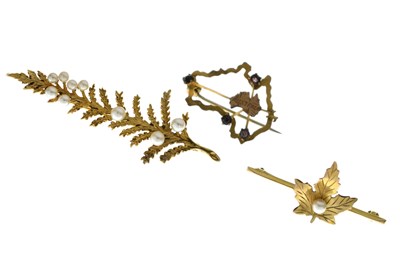 Lot 110 - Naturalistic fern leaf and cultured pearl 9ct gold brooch, etc (3)