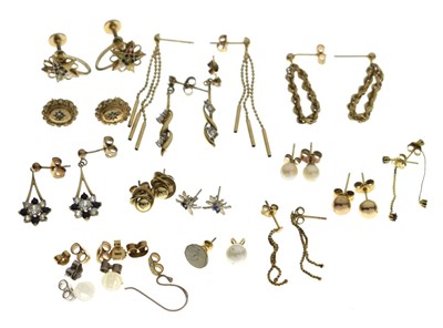 Lot 203 - Collection of gold and yellow metal earrings and a broken 9ct gold chain (q)
