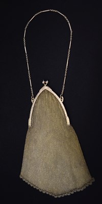Lot 110 - Lady's early 20th century yellow metal mesh evening bag or purse
