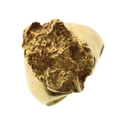 Lot 36 - Yellow metal 'gold nugget' ring
