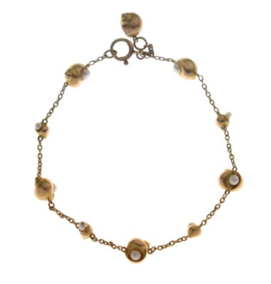 Lot 83 - Freshwater pearl and yellow metal shell bracelet